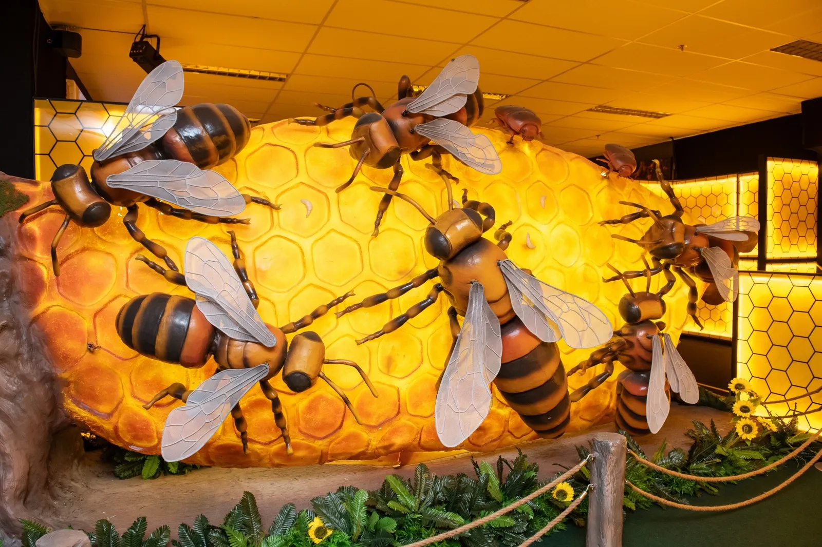 Abelhas gigantes sobre um favo iluminado, na exposição Gigantes do Jardim