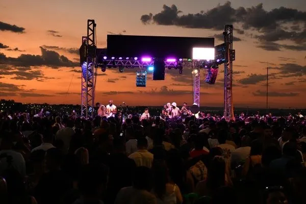 Foto de divulgação: Deu Benza reúne BenzaDeus e Yan em uma tarde de samba, pagode e celebração no JK TOP Show