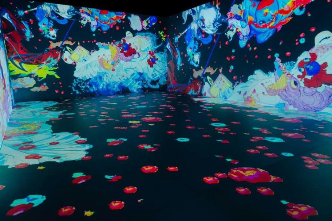 Sala imersiva com projeções coloridas de criaturas fantásticas nas paredes e no chão do Pavilhão de Vidro do CCBB Brasília
