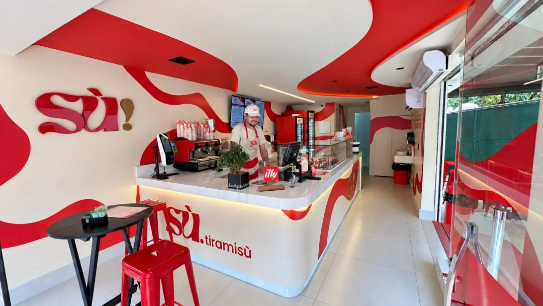 Balcão da loja SÙ.Tiramisù, em vermelho e branco, na 303 Sul