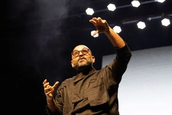 Foto de divulgação: Michel Alcoforado leva a antropologia para o palco de Brasília em Coisa de Rico Outras Histórias