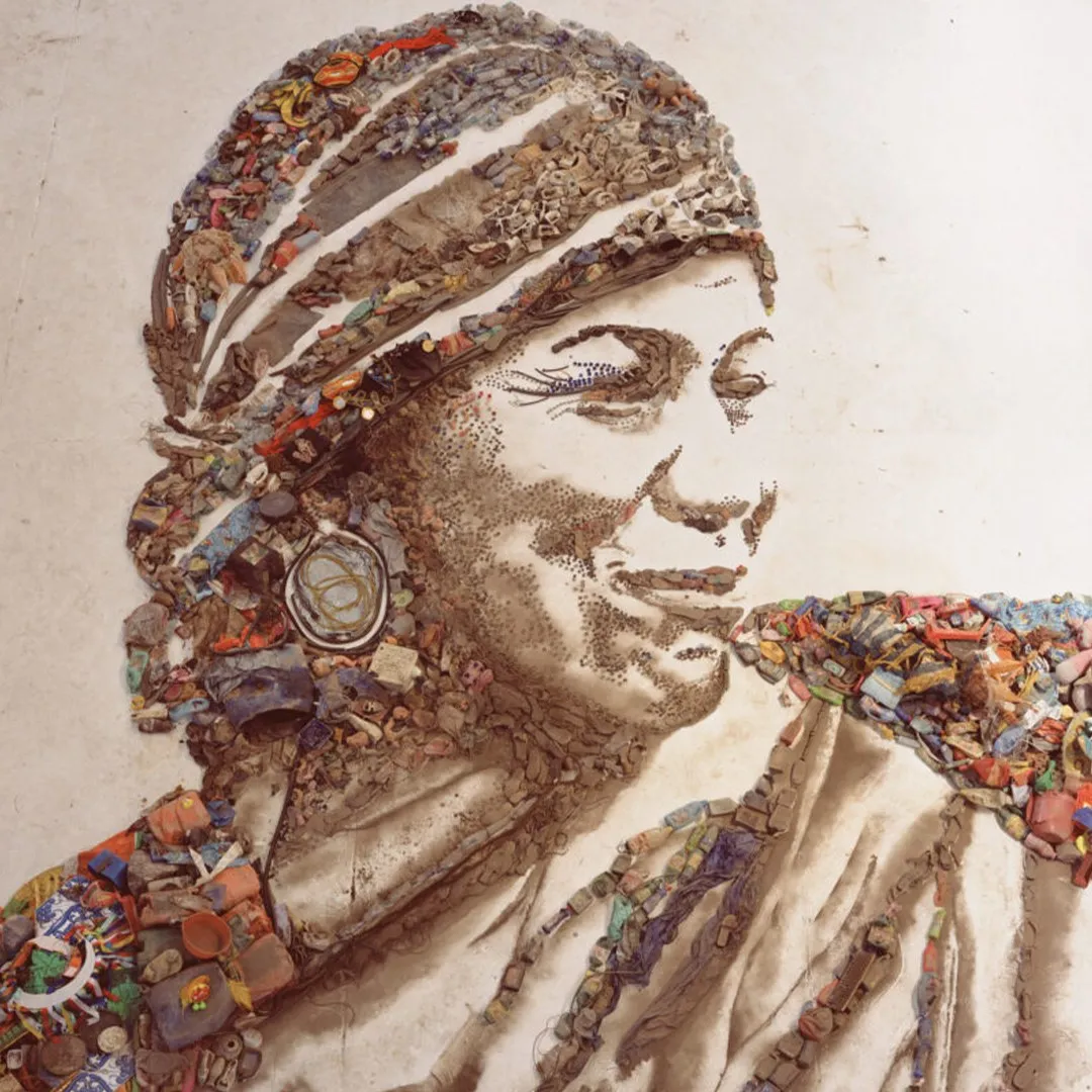 Retrato de mulher com turbante composto por pequenos objetos e fragmentos, em tons de sépia, obra de Vik Muniz