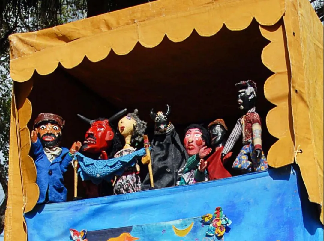 Bonecos de mamulengo em uma barraca de teatro de bonecos