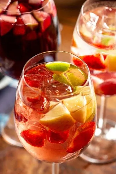 Taças de sangria com frutas vermelhas e gelo